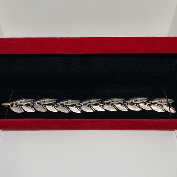 Vintage Crown Trifari Bracelet Silver Tone In New Velvet Box - Picture 4 of 12